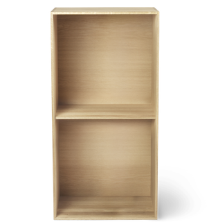 Helles, vertikales Holzregal des FK63 Bücherregal Systems von Carl Hansen & Søn, leer und unbestückt.