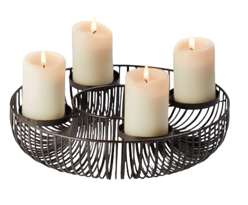Panama Adventskranz von Philippi mit vier brennenden, weißen Stumpenkerzen in einem modernen, dunklen Metallkorb.