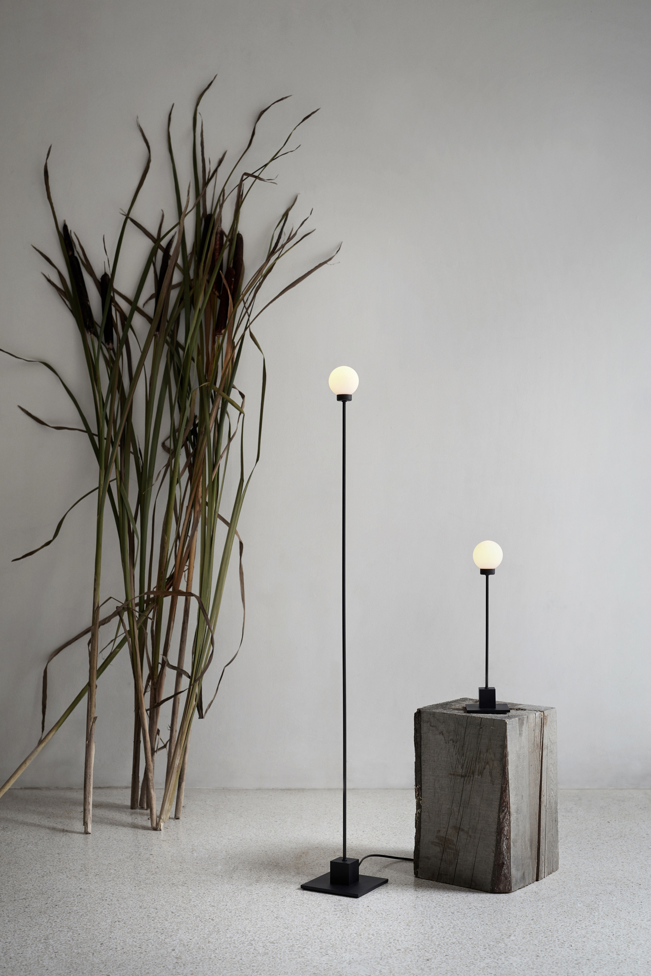Snowball Stehleuchte von Northern: Moderne LED-Leuchte mit schwarzem Fuß und kugelförmigem Lampenschirm.