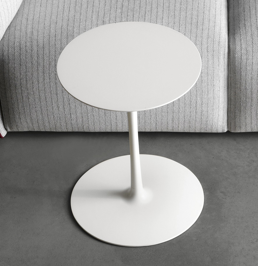 Weißer Flow Low Table Beistelltisch von MDF Italia, runder Tisch mit minimalistischem Design.