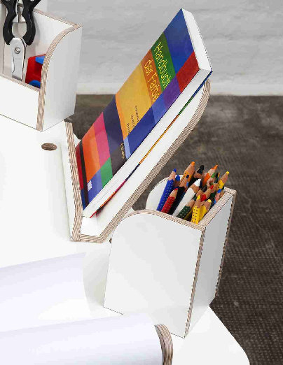 Growing Table Stiftebox: Weißer Organizer für Kindertisch mit Stiften, Buch und Schere.