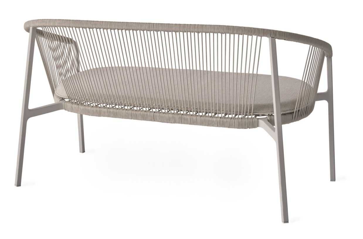 Lagrasse Zweisitzer Sofa von Vipp für den Außenbereich mit grauem Rahmen und Sitzkissen.