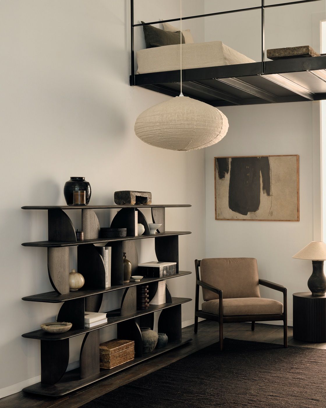 Geometric Regal aus Teakholz von Ethnicraft, lackiert, mit Deko-Objekten in modernem Wohnzimmer.