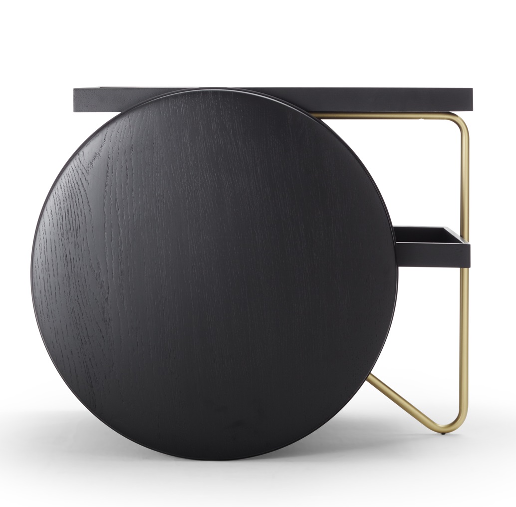 Schwarzer Casamania Horm Servierwagen mit runder Ablage und goldenem Gestell, modernes Möbeldesign.