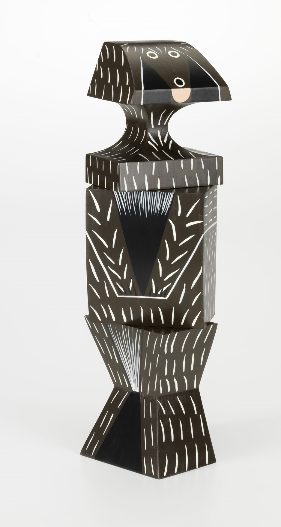 Vitra Wooden Doll Hund groß, dekorative Holzfigur in Braun und Schwarz mit weißen Akzenten.