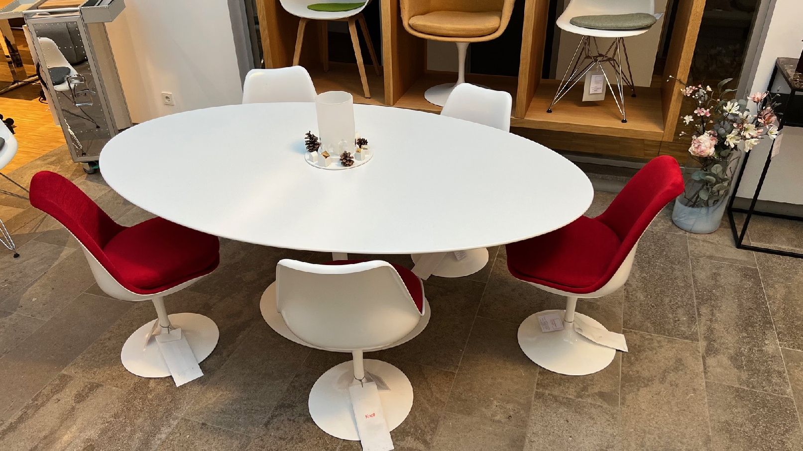 Saarinen Esstisch oval Vorzugskombination B 198 x T 121 x H 74 cm / LAMINAT WEISS Knoll International AUSSTELLUNGSSTÜCK