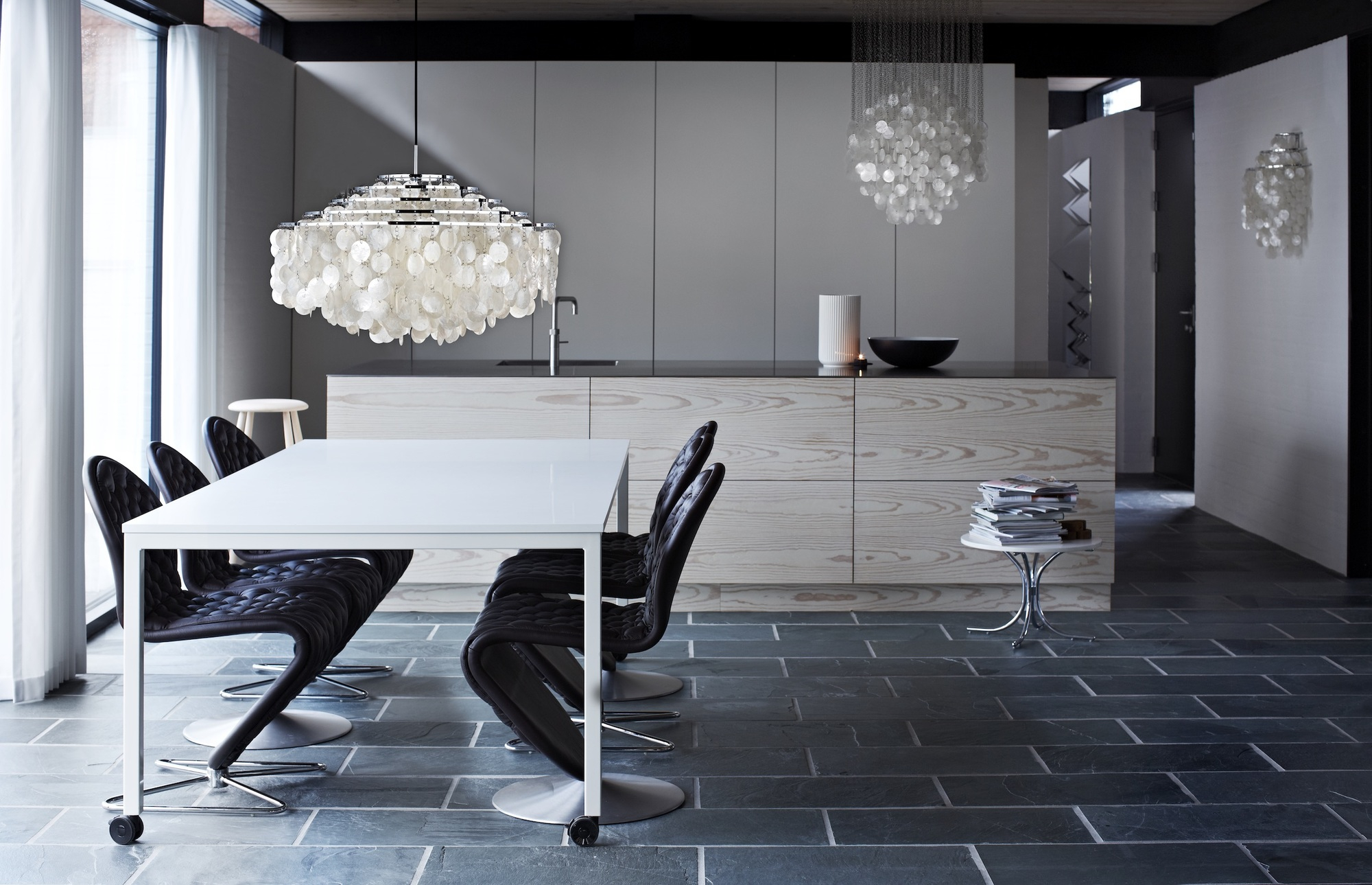 FUN Pendelleuchte von Verpan im Esszimmer mit Esstisch und Stühlen. Designleuchte.