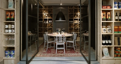 Emeco Navy Armlehnstuhl aus poliertem Aluminium, ein moderner und robuster Stuhl für stilvolles Wohnen.