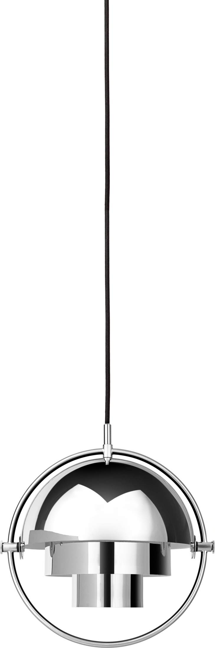 Nahaufnahme der Gubi Multi-Lite Pendelleuchte S in Chrom, moderne Hängelampe für Wohnräume.