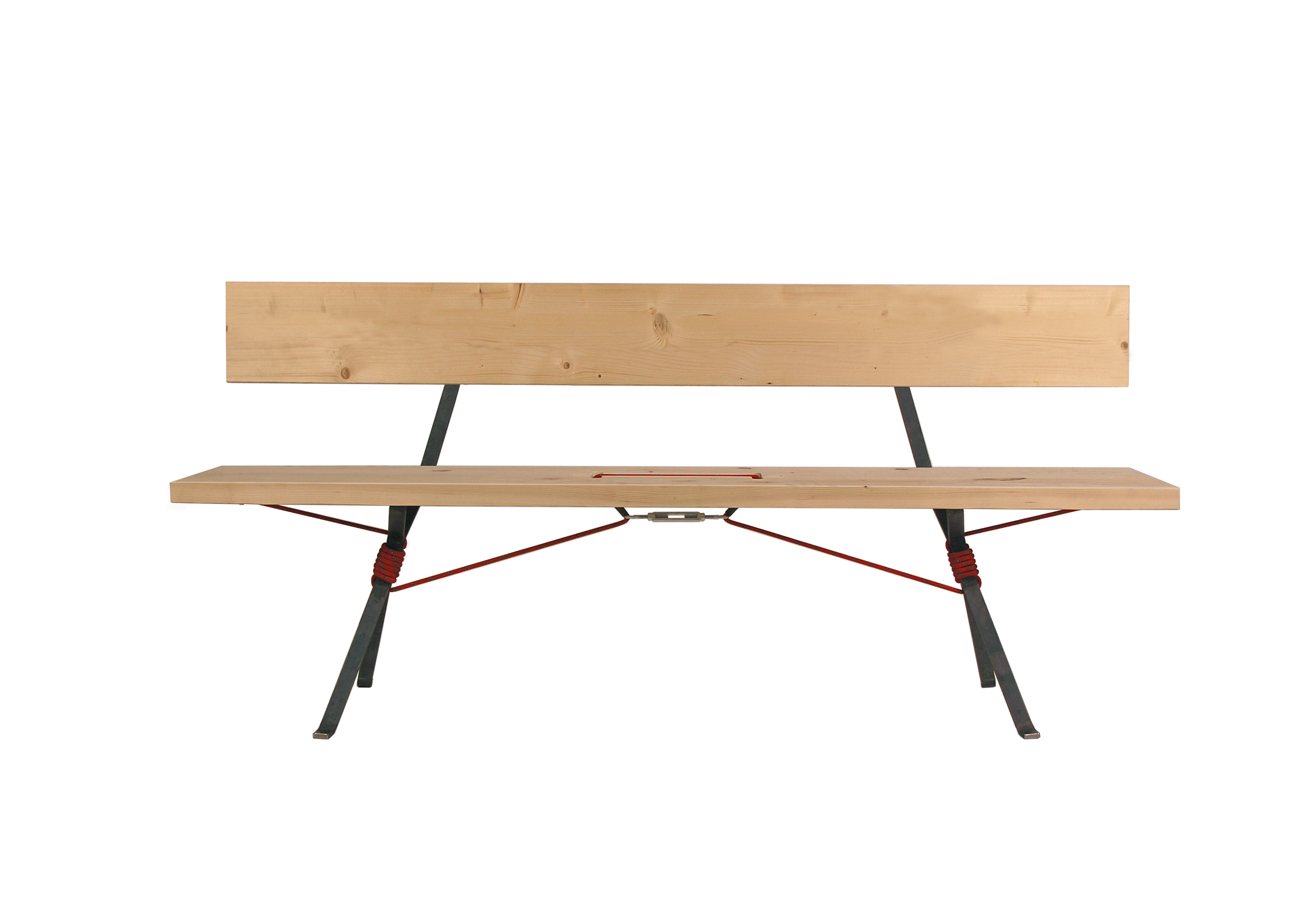 Kampenwand Bank von Moormann: Moderne Holzbank mit Rückenlehne und roten Seil-Details.