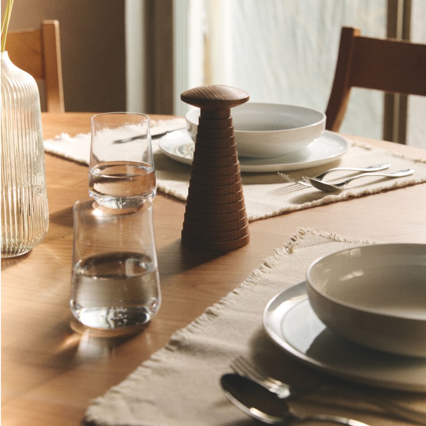 Alessi Yucatan Gewürzmühle aus Holz auf gedecktem Tisch, elegante Salzmühle für Küche und Tischdekoration.