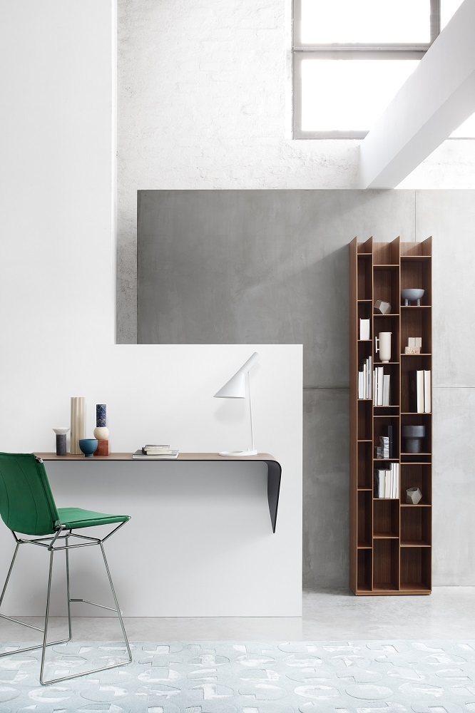 Modernes Wohnzimmer mit Random Wood Bücherregal von MDF Italia, Schreibtisch und Stuhl.