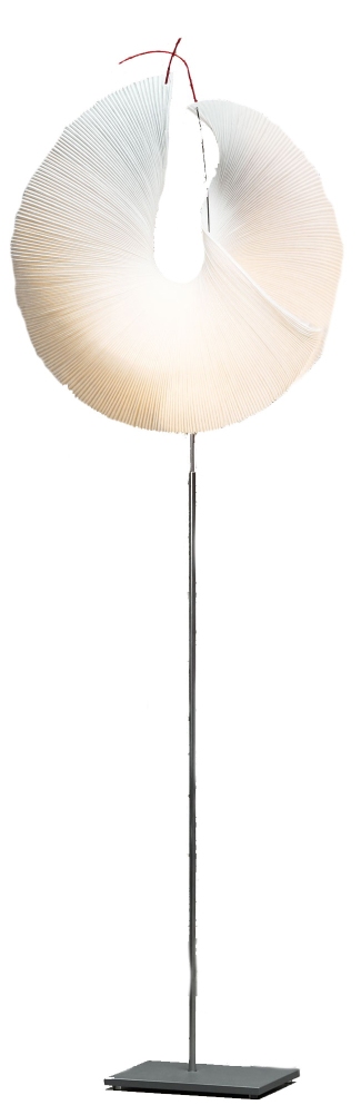 Yoruba Rose Stehleuchte von Ingo Maurer mit rundem, plissiertem Lampenschirm und filigranem Metallfuß.