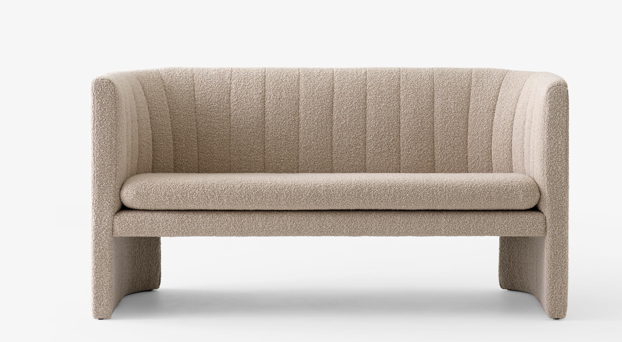 Beiges Loafer Sofa von AndTradition, ein modernes 2-Sitzer Sofa mit Bouclé-Bezug.