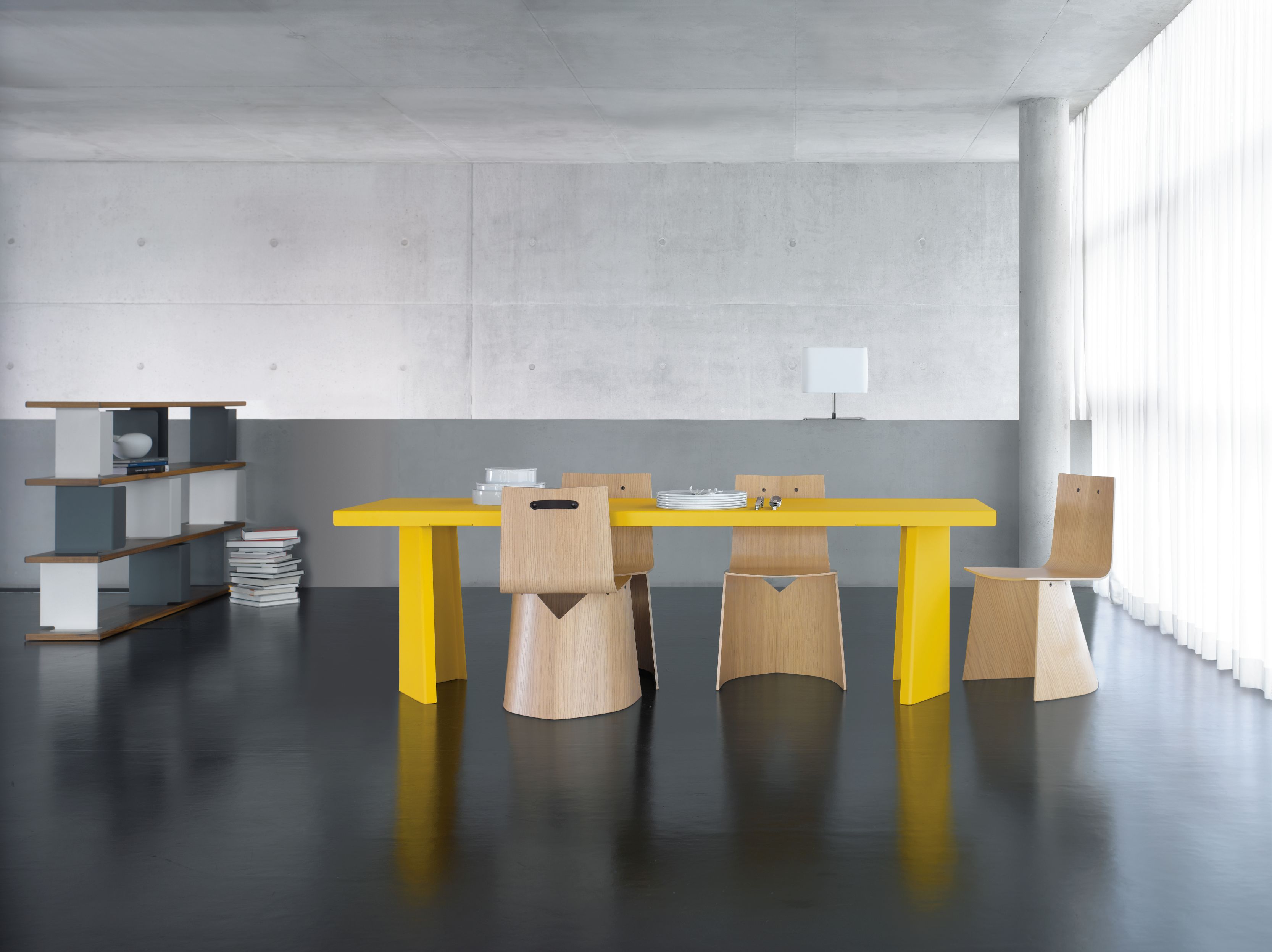 Gelber ClassiCon Pallas Tisch mit Holzstühlen in modernem Interieur. Esszimmermöbel für stilvolles Wohnen.