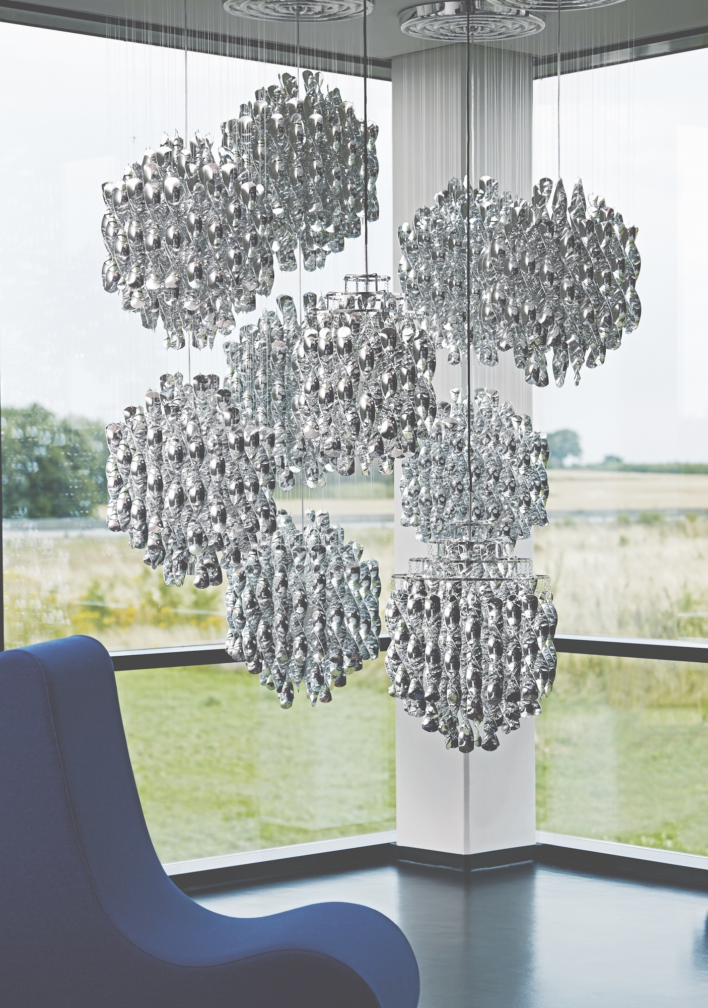 Spiral Pendelleuchte SP2 von Verpan: Mehrere silberne Hängeleuchten in modernem Raum. Design Lampe.