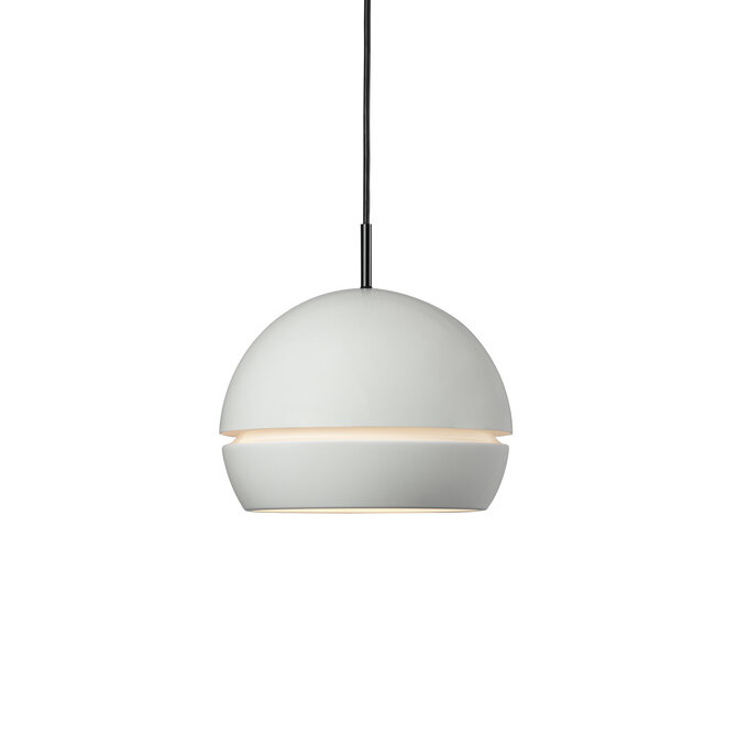 Weiße Fontana Pendelleuchte von Santa & Cole mit halbrunder Form und indirektem Licht.