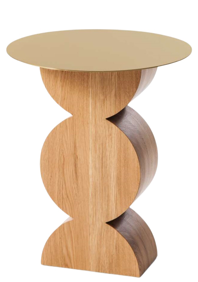 W74 Constantin Beistelltisch von Cassina mit goldener Tischplatte und skulpturalem Holzfuß.