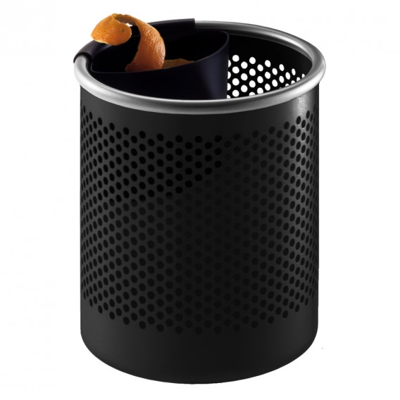 Schwarzer Cribbio Papierkorb von Rexite mit Lochmuster und Orangenschale im integrierten Behälter.