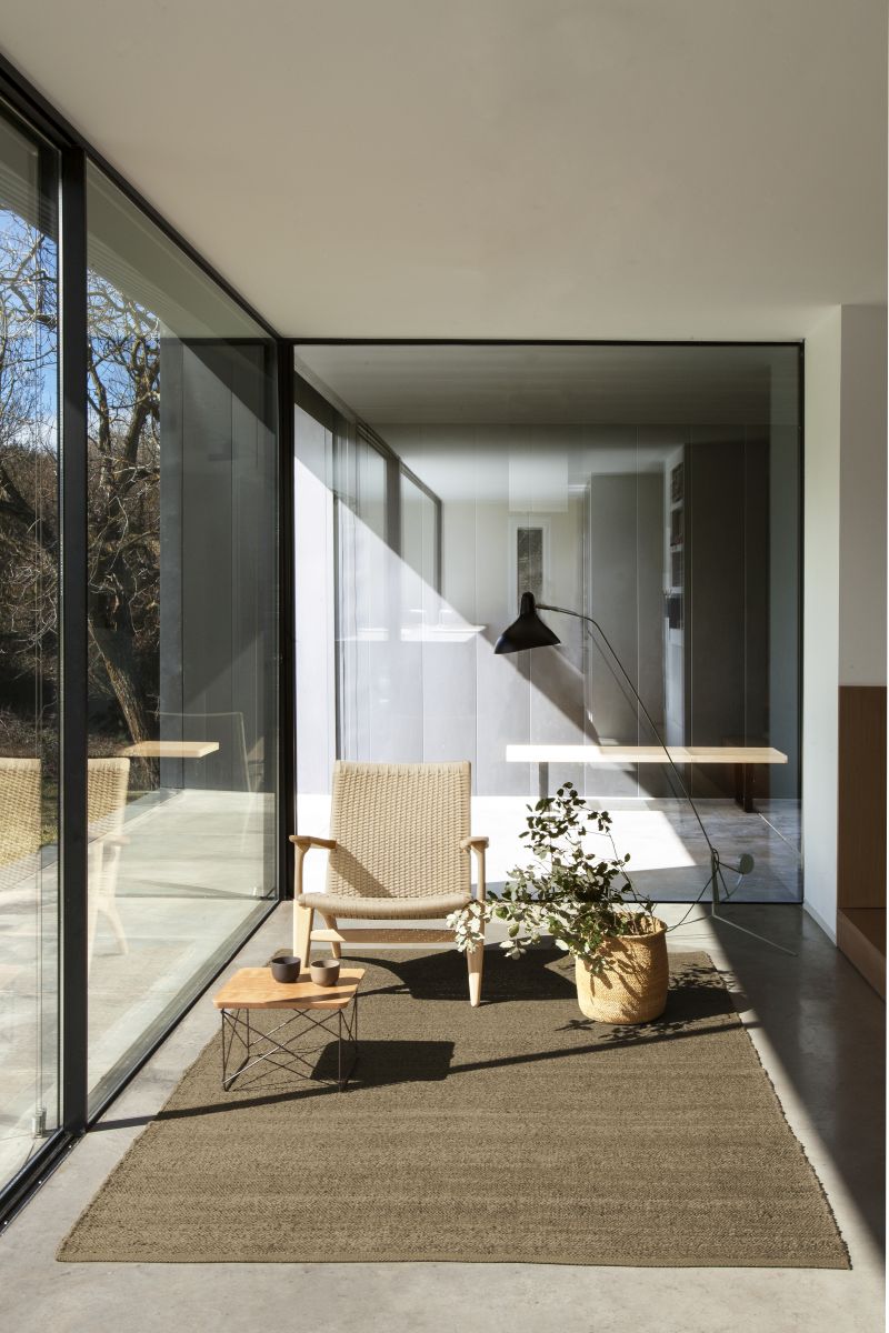 Moderner Wohnraum mit braunem Herb Teppich von Nanimarquina (250x350cm) und natürlicher Einrichtung.