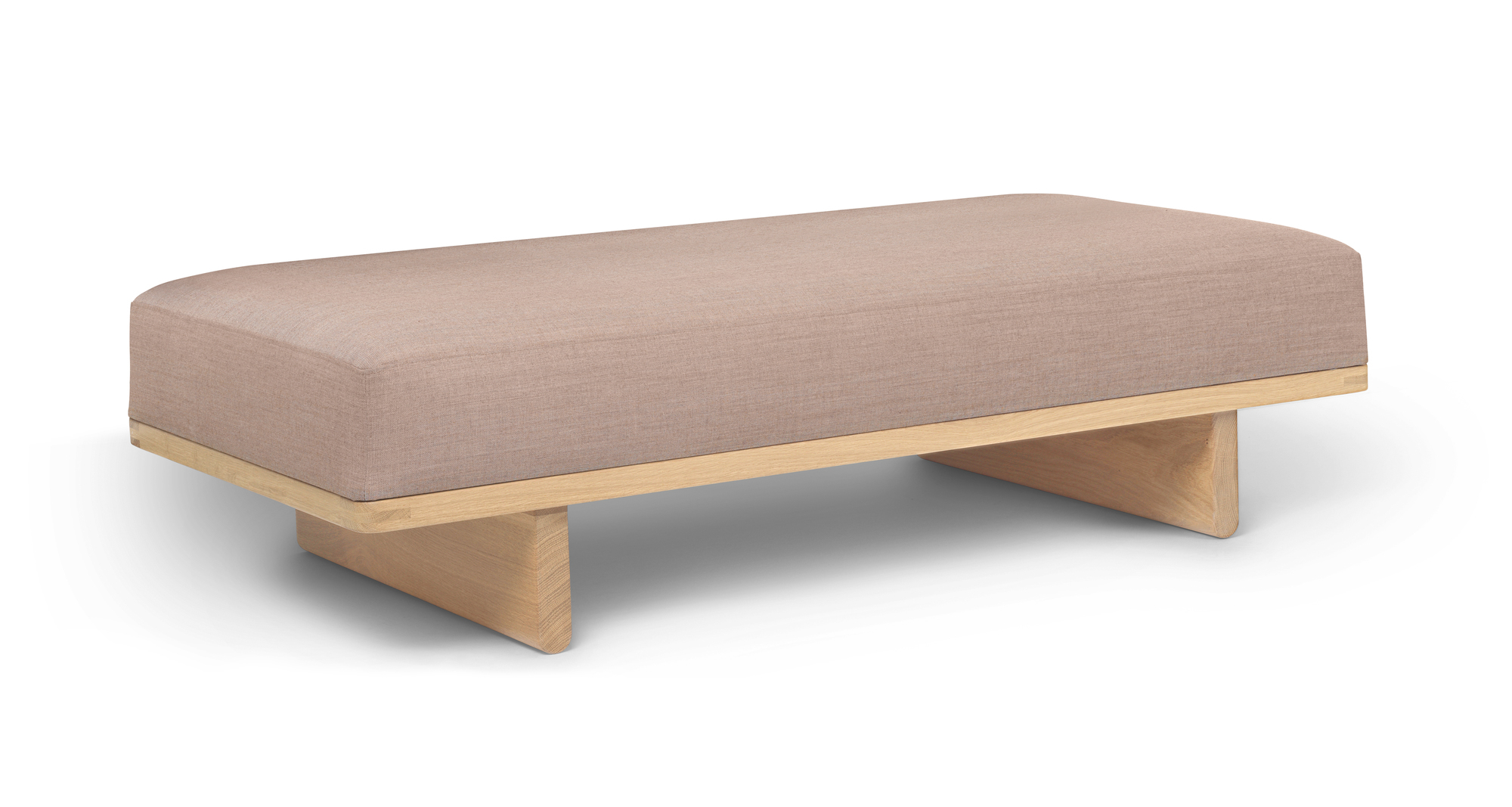 Daybed BM0865 von Carl Hansen: Modernes Tagesbett mit beigem Stoffbezug und hellem Holzgestell.