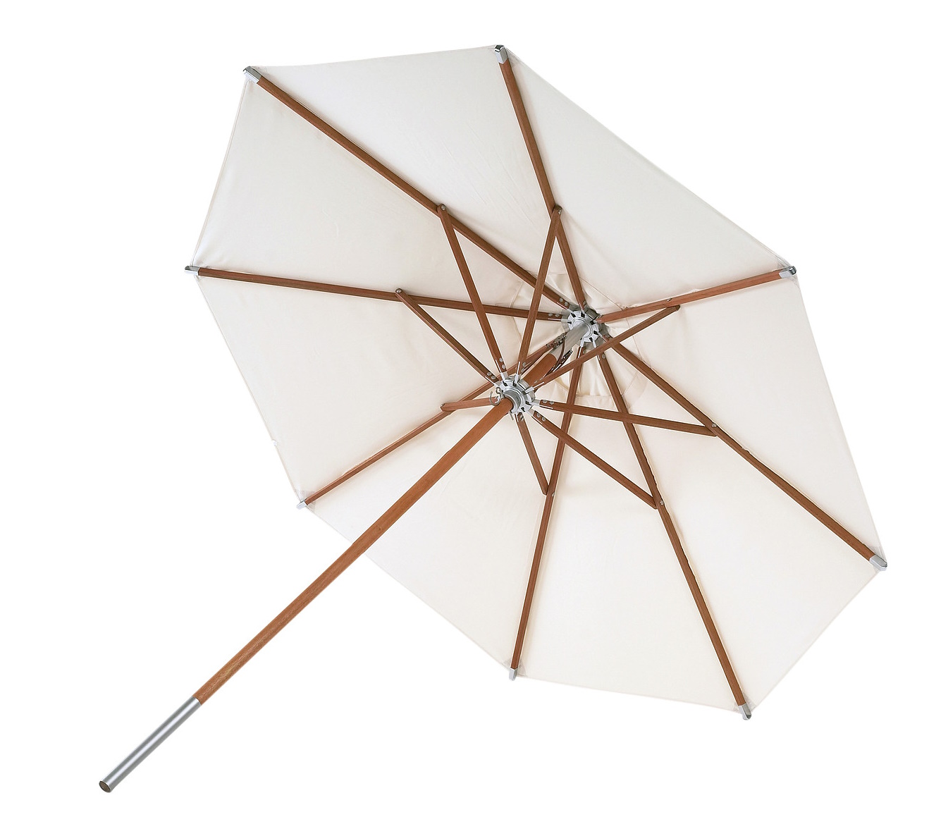 Ansicht von unten des Atlantis Sonnenschirms von Skagerak mit Holzgestell und hellem Stoff.