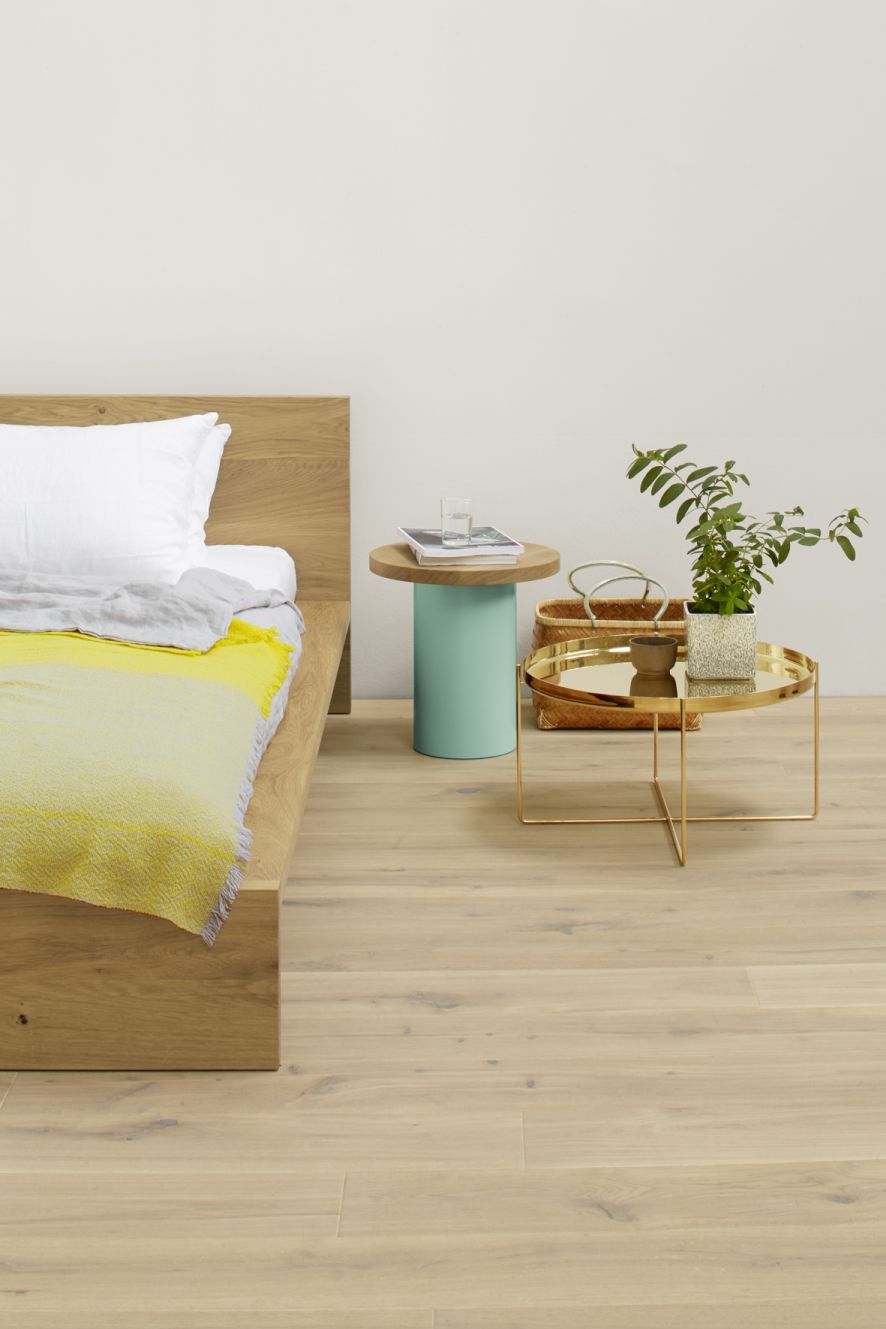 SL02 MO Bett von e15 aus Eiche, 185x70 cm, ohne Lattenrost. Modernes Holzbett im Schlafzimmer.