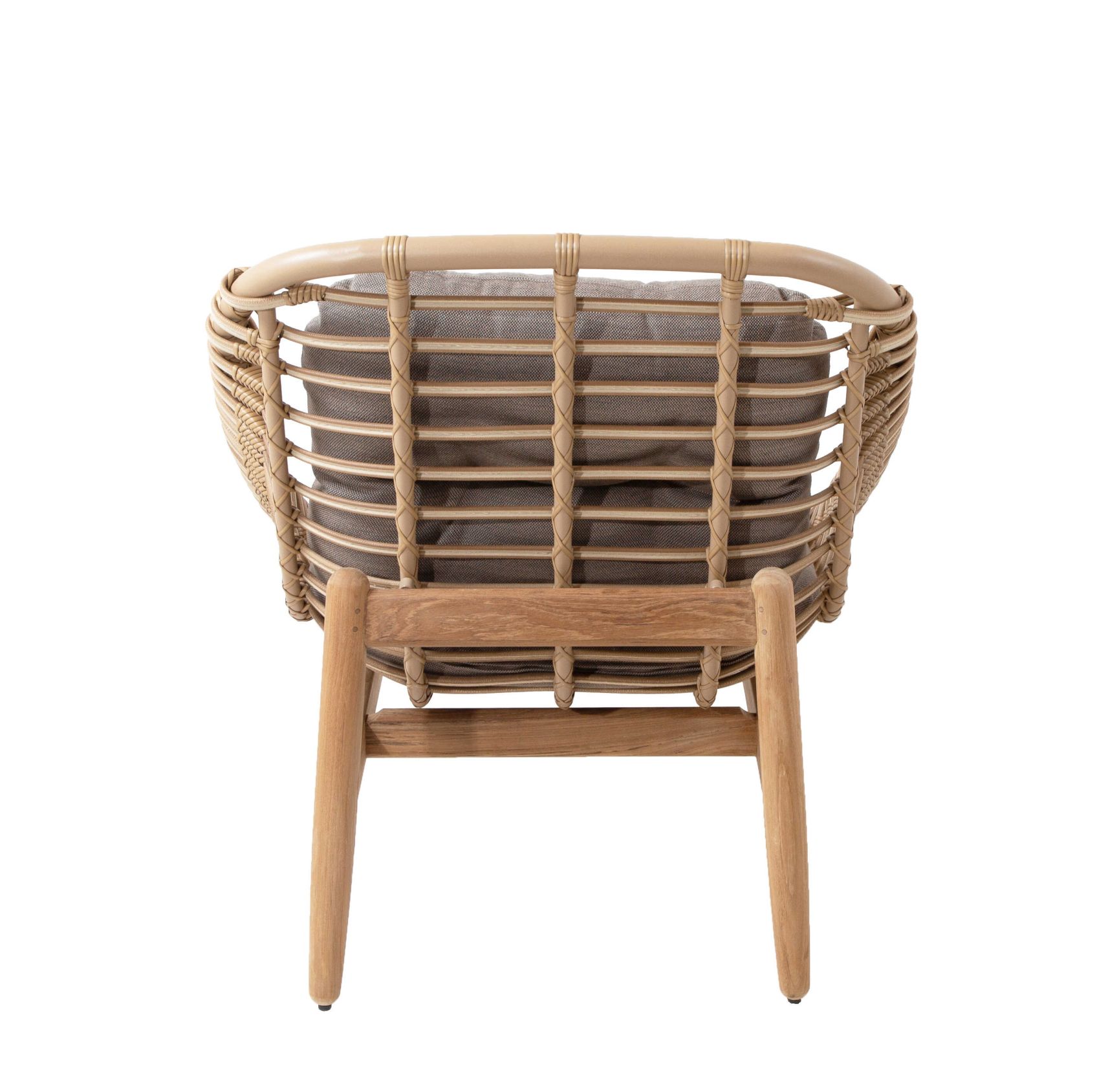 Rückansicht des Strington Outdoor Loungesessels von Cane-Line aus Rattan mit grauen Kissen.