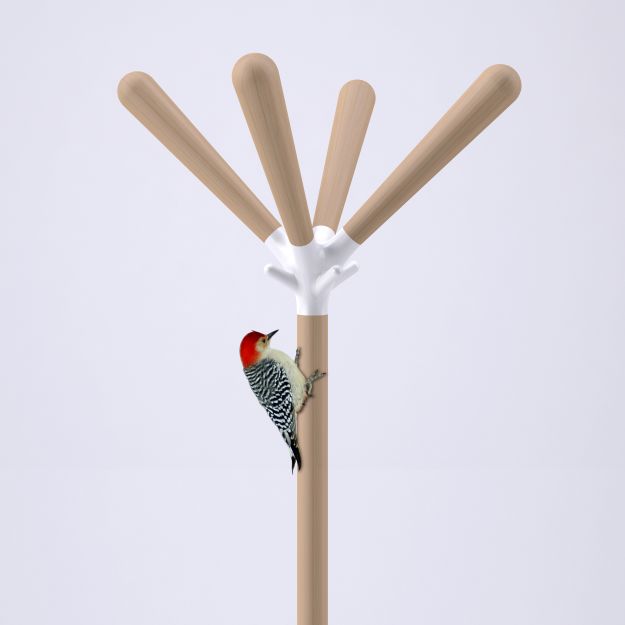Sioux Kleiderständer mit Holzelementen und weißem Verbindungsstück, an dem ein Specht klettert.