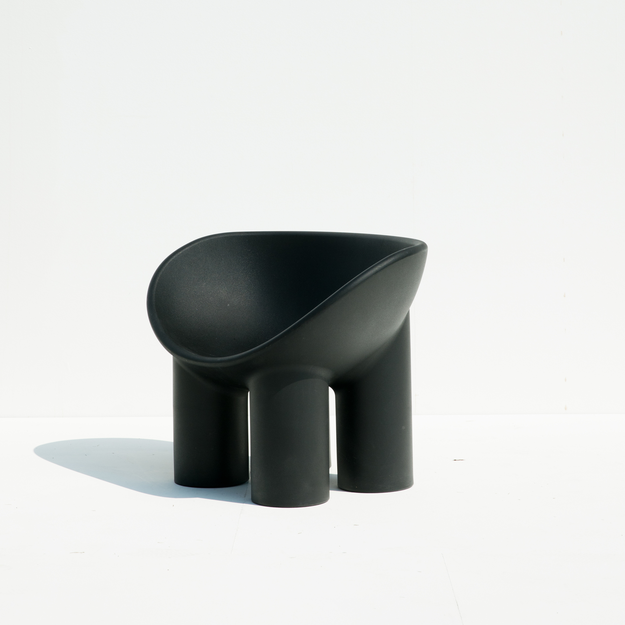 Schwarzer Roly Poly Sessel von Driade: Moderner Design Sessel mit drei Beinen.