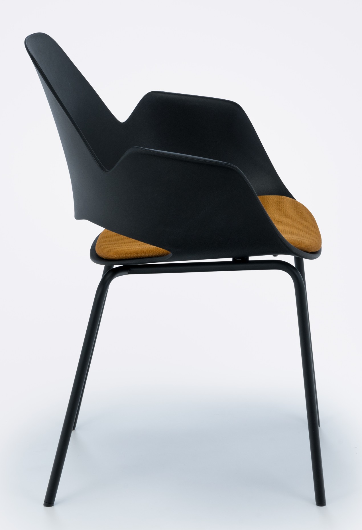 Falk Stuhl mit Armlehne, schwarzes Metallgestell und gelber Sitzpolsterung, modernes Design.