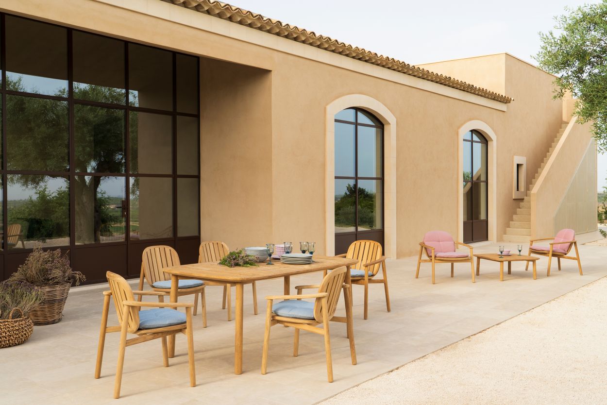 Emu Twins Lounge Chair mit Armlehnen aus Holz als Outdoor Sitzgruppe mit Tisch.