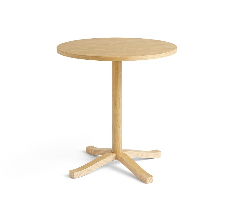 Runder Pastis Table Tisch von Hay aus hellem Eichenholz mit dreibeinigem Fuß.
