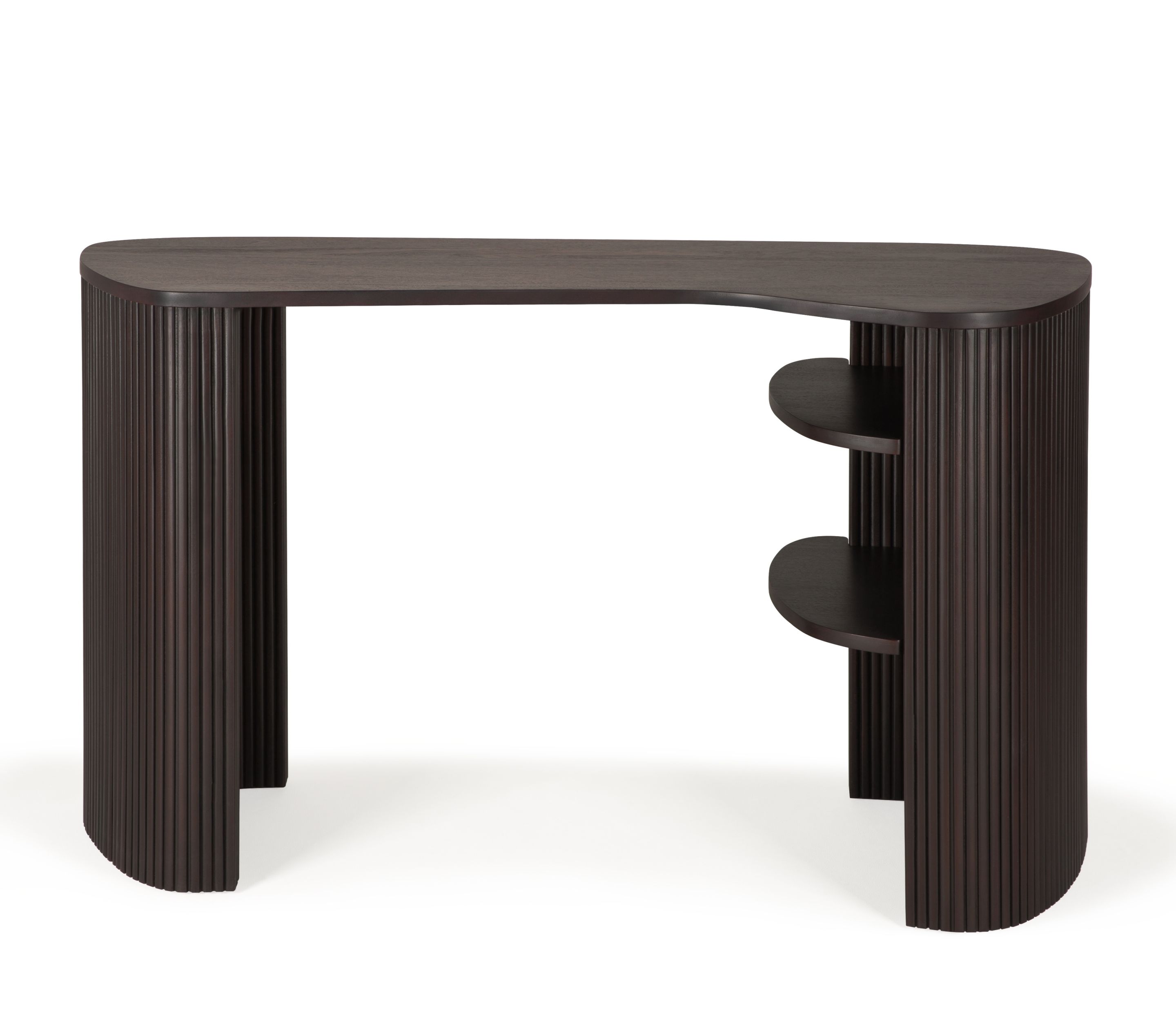 Ethnicraft Roller Schreibtisch aus dunklem Holz mit geriffelten Beinen und Ablagefächern.