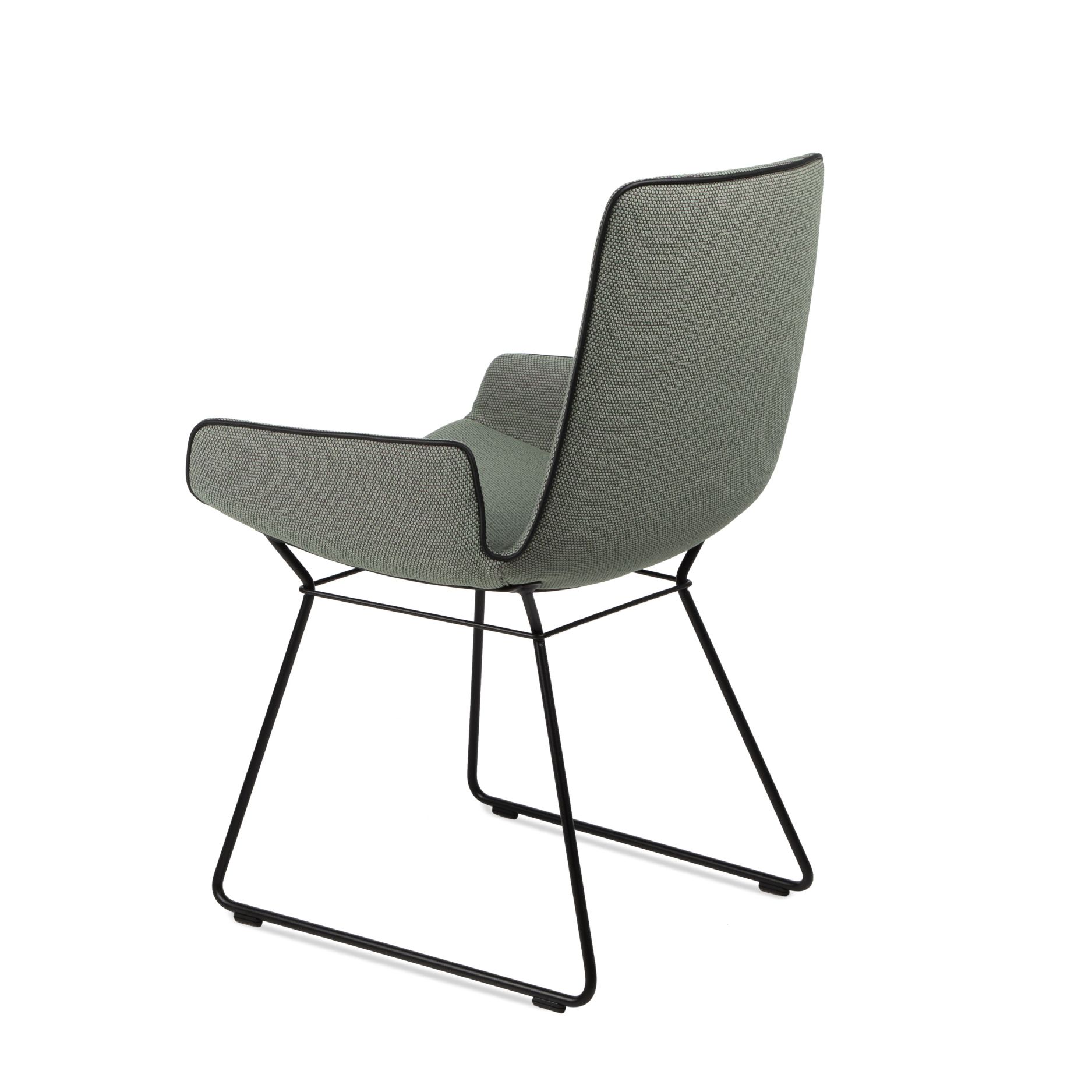 Amelie Armlehnstuhl von Freifrau Manufaktur, Stoffbezug in Grau, filigranes schwarzes Metallgestell, modernes Möbeldesign.