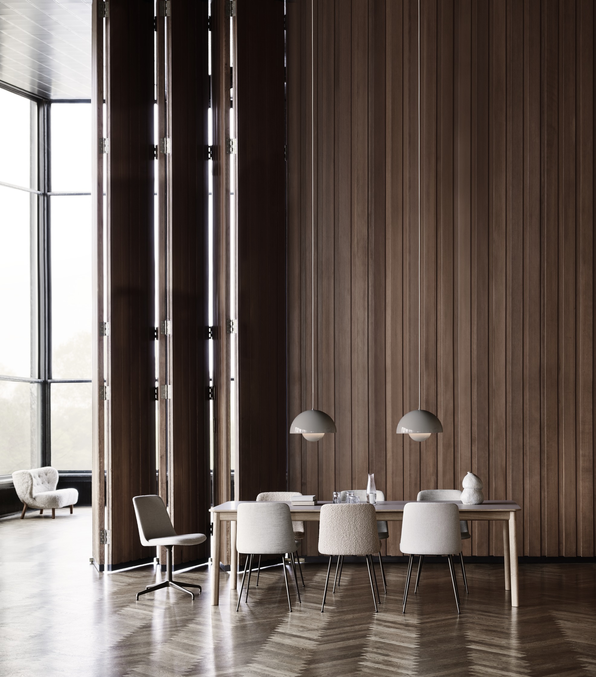 Esszimmer mit Esstisch und mehreren Rely HW65 Stühlen von AndTradition in Beige und Grau.