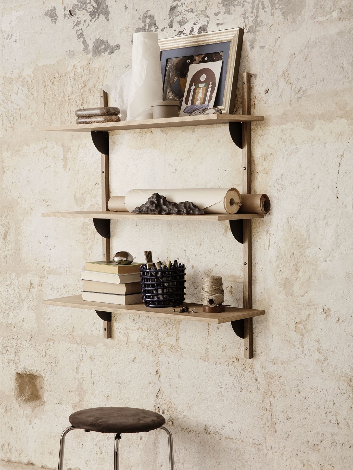 Sector Shelf Wandregal von Ferm Living, dreifach breit, aus Holz, mit Dekoration an einer Wand.