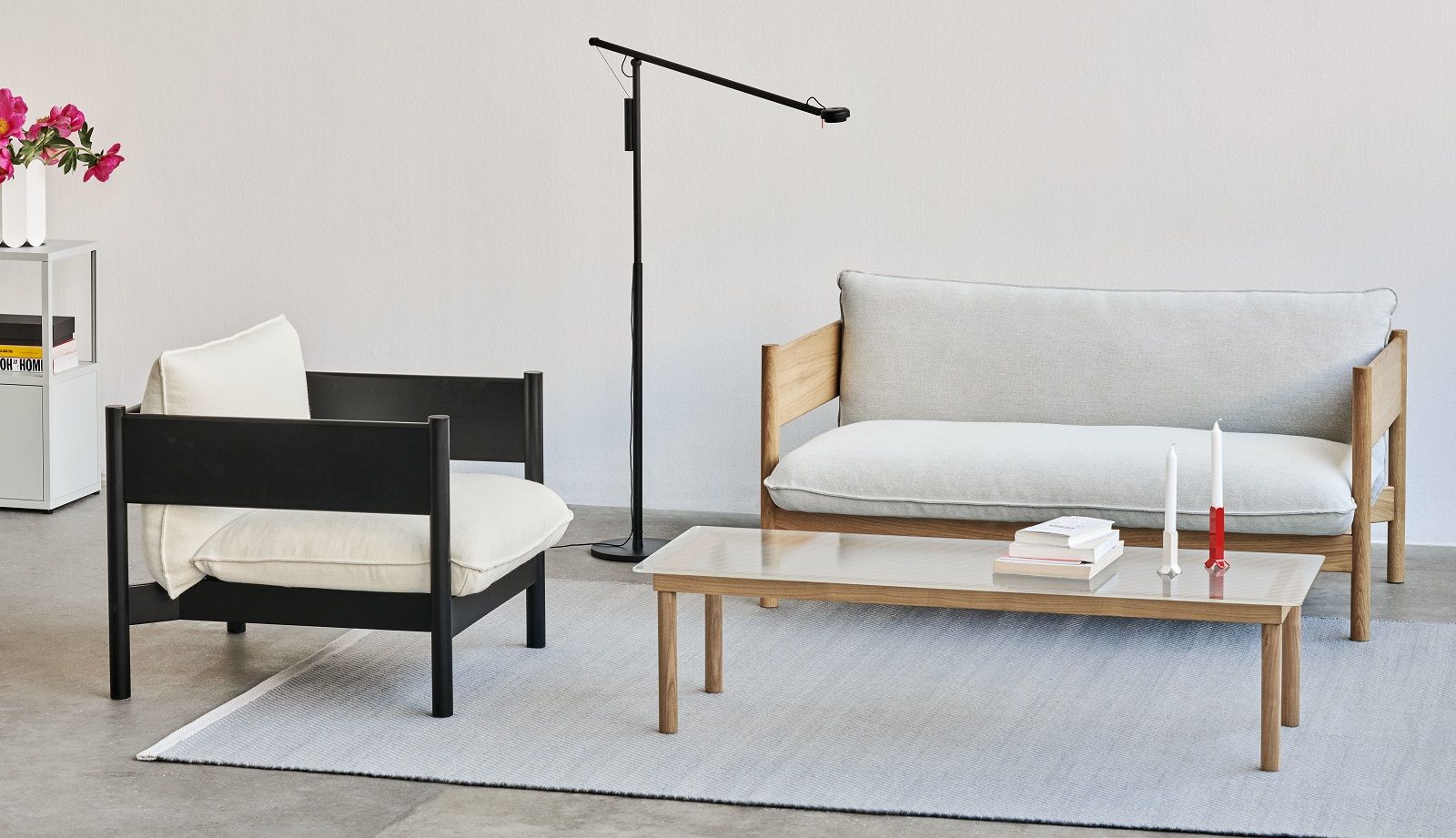 Helles Wohnzimmer mit Arbour Sofa, Sessel und Couchtisch von Hay, minimalistisches Design.