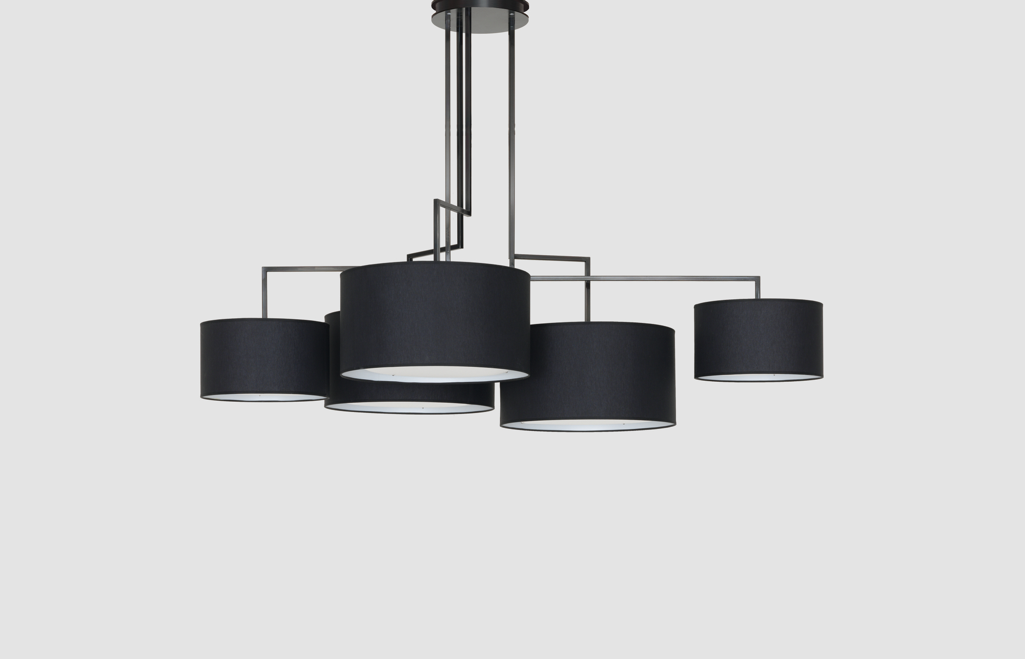 Noon 5 LED Leuchte Schwarz: Moderne Hängelampe mit fünf schwarzen Lampenschirmen und Metallgestell.