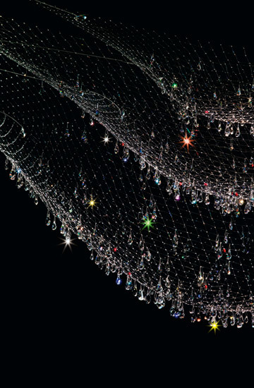 Detailaufnahme der LACRIME DEL PESCATORE Lampe: Netz mit Kristalltropfen und farbigen Lichtpunkten.