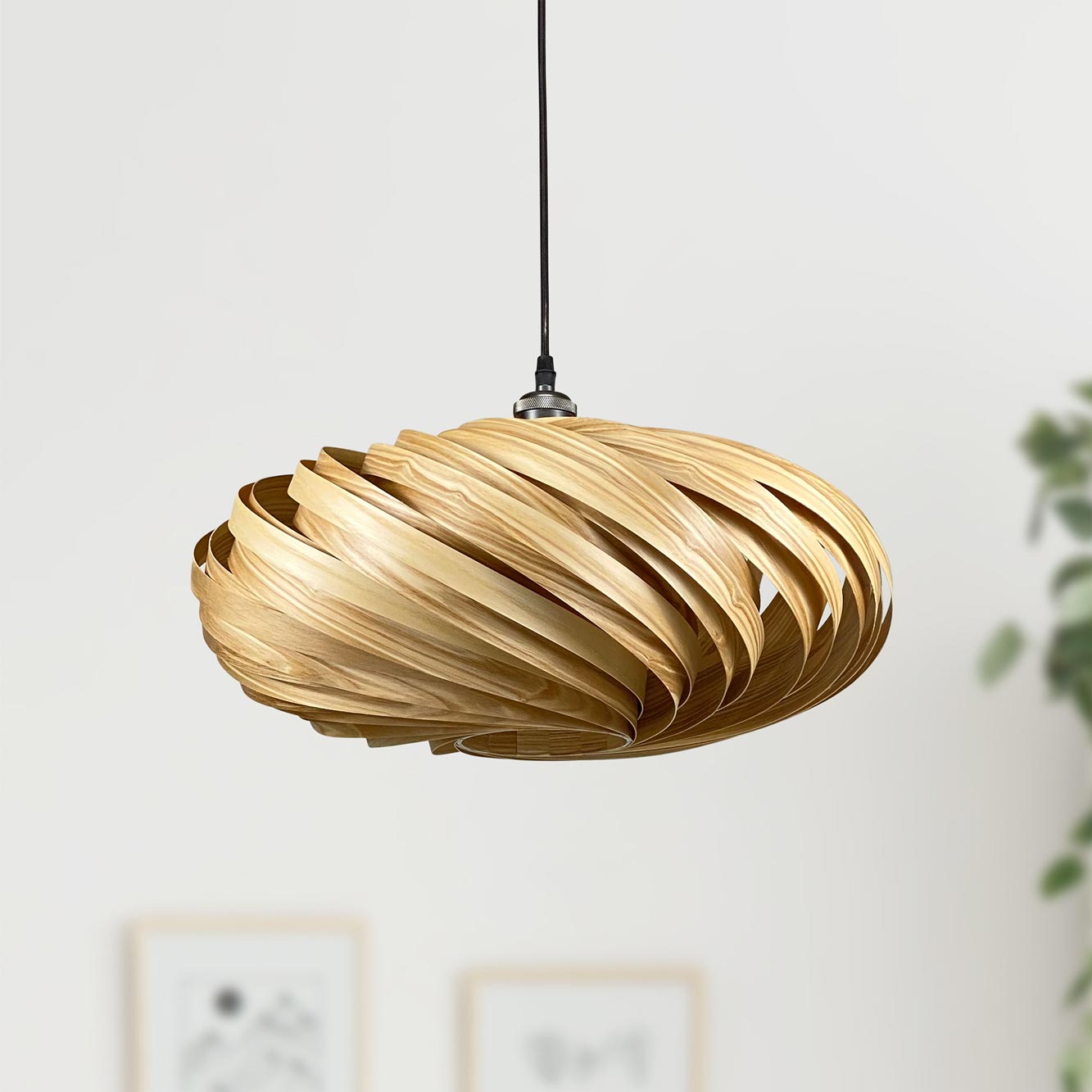 Nahaufnahme der Veneria Hängeleuchte aus Olivesche von Gofurnit, moderne Holzlampe für stilvolle Innenbeleuchtung.