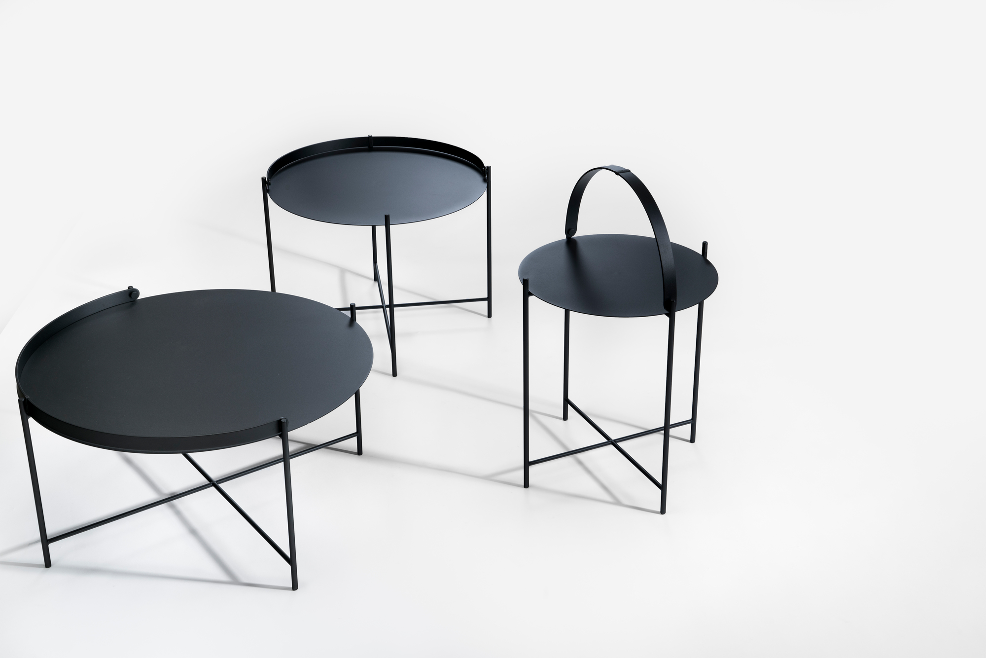 Drei schwarze Houe Beistelltische Edge Tray Table in verschiedenen Höhen und Ausführungen.