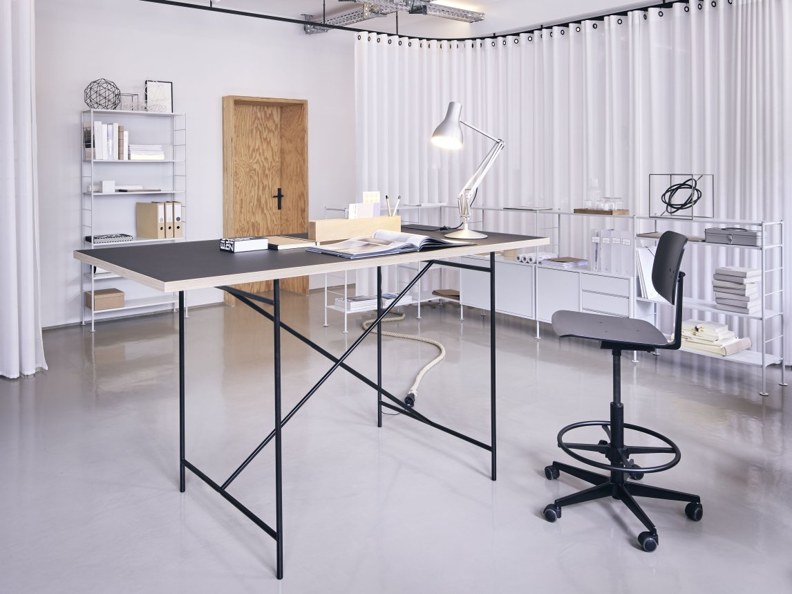 Milla Stehtisch von Richard Lampert, 140 x 80 cm, mit schwarzer Tischplatte und schwarzem Gestell.