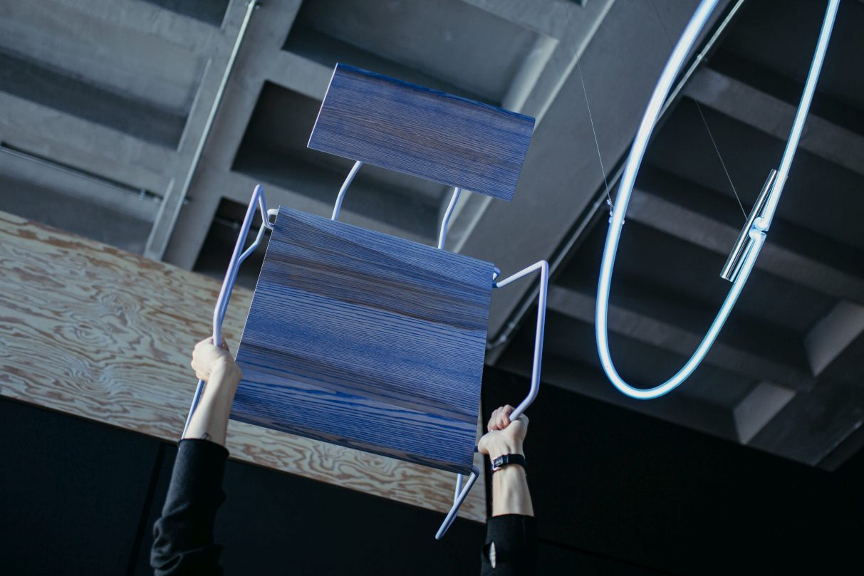 D:008 Loungechair Fuchs & Habicht: Moderner Sessel mit Armlehnen, Holz und minimalistischem Design.