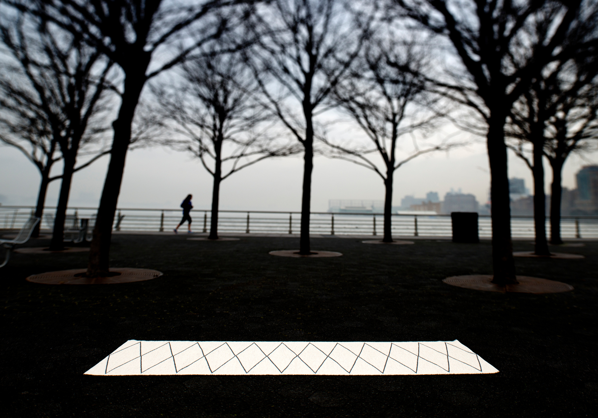 Max Kunststoffteppich von Pappelina, 70x160 cm, im Außenbereich mit grafischem Muster.