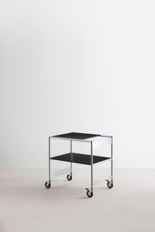 SIR Mox Servierwagen: Moderner, zweistöckiger Rollwagen mit Chromgestell und schwarzen Ablageflächen.