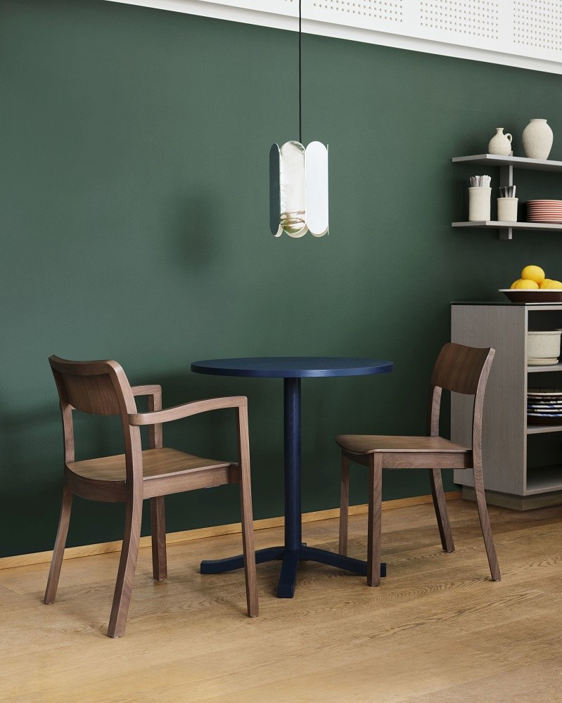 Hay Pastis Table Esche schwarz Ø90 mit zwei Stühlen in einem modern eingerichteten Raum.