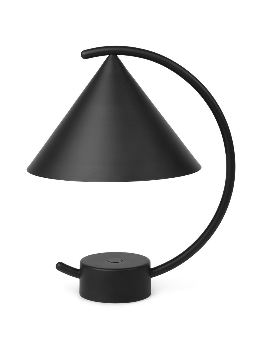 Schwarze Meridian Lampe von Ferm Living: Moderne Tischleuchte mit konischem Schirm und Akku.