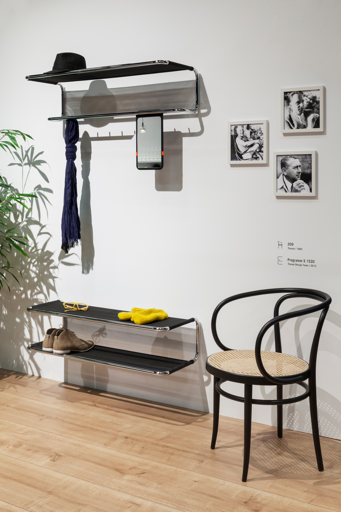 Schwarzer 209 Bugholz Stuhl von Thonet mit Wiener Geflecht Sitz vor Garderobe.