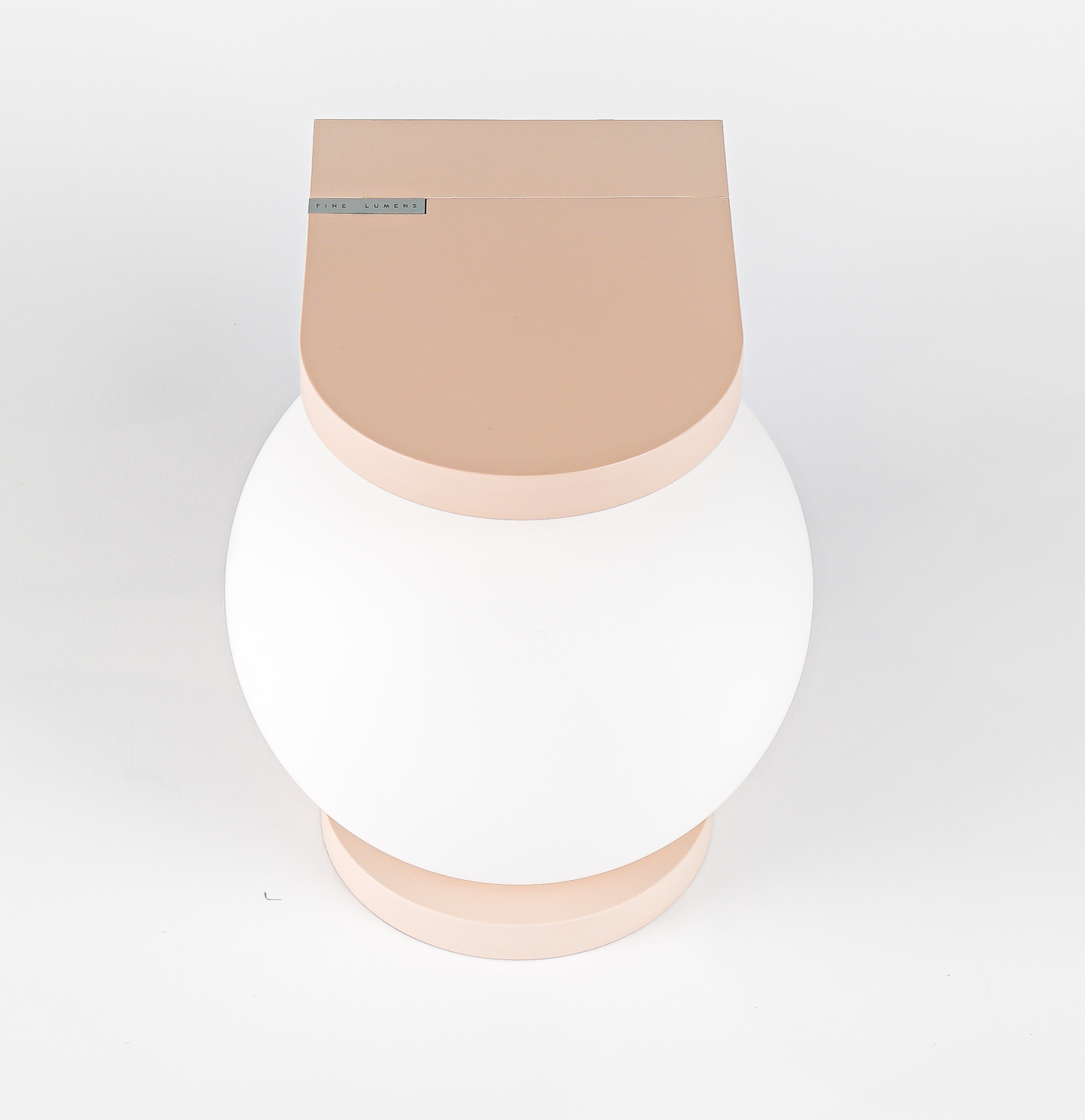 Plat Reading Lamp Tischleuchte: Moderne Tischlampe mit weißem Globus und rosafarbenen Akzenten.